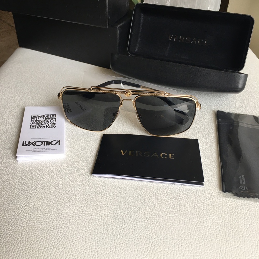 VERSACE Dark Grey Rectangular Men’s Sunglasses VE2242 100287 61 - Picture 3 of 14